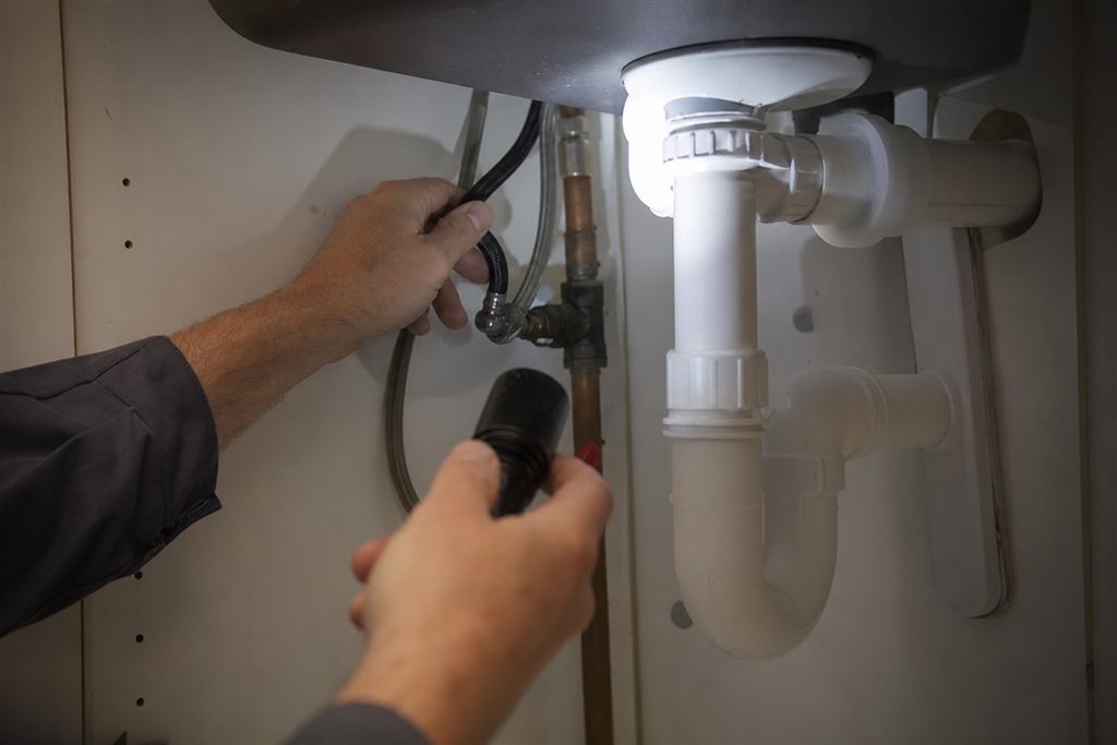 Inspection préventive de la robinetterie et des joints sous un évier